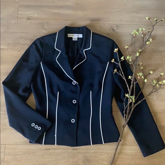 Classic Novello-Bloom Blazer With Piping Detail - Picture 4 of 8